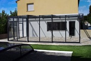 Uzavretá terasa s prekrytím CORSO GLASS má zatepľujúci efekt pre priľahlú stenu domu