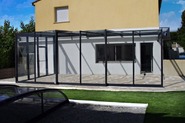 Uzavretá terasa s prekrytím CORSO GLASS má zatepľujúci efekt pre priľahlú stenu domu
