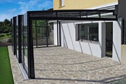 Zakrytie terasy pri dome CORSO GLASS vytvára nový priestor.