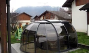 baštenska terasa sa masažnom kadom i pokrivačem Oasis