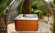 Ljetna ugodnost u masažnoj kadi pokrivenoj pokrivačem SPA DOME ORLANDO®