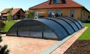 Neometan odmor u vašem bazenu pružaju dimni zidovi pokrivača UNIVERSE NEO™
