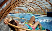 Pokrivač od Alukova pomaže zagrijavanju vode u bazenu i održavanju temperature vode Pokrivač od Alukova pomaže zagrijavanju vode u bazenu i održavanju temperature vode