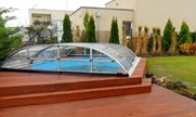 Pokrivač za bazen ELEGANT na uzdignutom drvenom podijumu