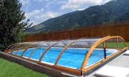 Pokrivač za bazen ELEGANT NEO™ u izvedbi sa imitacijom drveta na aluminijumskim profilima i bočnim ulazom
