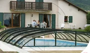 pokrivač za bazen Elegant sa profilima koji se savršeno uklapaju u izgled kuće
