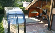 Pokrivač za bazen LAGUNA NEO™ uklopljen u arhitekturu kuće