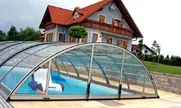 Pokrivač za bazen UNIVERSE sa mogućnošću fiksiranja čeonog zida Pokrivač za bazen UNIVERSE sa mogućnošću fiksiranja čeonog zida