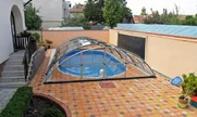 Pokrivač za bazen UNIVERSE u srebrnoj boji aluminijumskih profila sa bočnim ulazom Pokrivač za bazen UNIVERSE u srebrnoj boji aluminijumskih profila sa bočnim ulazom