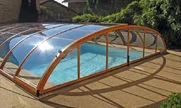 Pokrivanje bazena ELEGANT NEO™ sa imitacijom drveta na aluminijumskim profilima