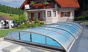 Pokrivanje bazena ELEGANT NEO™ sa mogućnošću fiksiranja čeonog zida