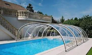 Pokrivanje bazena TROPEA savršeno će se uklopiti uz vaš dom