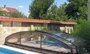 Sklopljen pokrivač za bazen IMPERIA NEO™ light sa profilom u bronzanoj boji Sklopljen pokrivač za bazen IMPERIA NEO™ light sa profilom u bronzanoj boji