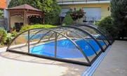 Srednje visoki pokrivač bazena UNIVERSE u antracit boji na aluminijumskim profilima Srednje visoki pokrivač bazena UNIVERSE u antracit boji na aluminijumskim profilima